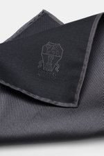 Close-up top-front view of Brunello Cucinelli Silk Pocket Square dark grey, pure silk with smooth touch, rolled edges, made in Italy, approx. 32x32 cm.

Description:
<p>Subtle elegance for style-conscious appearances: With this monochrome pocket square, B