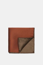 Brunello Cucinelli Seiden-Einstecktuch rauchblau/graublau gepunktet, folded, top-down view showing smooth silk, dot pattern, and rolled edges.