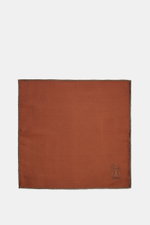Brunello Cucinelli Seiden-Einstecktuch rauchblau/graublau gepunktet shown from above, pure silk with smooth feel, dotted pattern, rolled edges, 35x35 cm, Made in Italy.