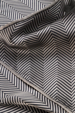 Brunello Cucinelli Silk Pocket Square taupe patterned, close-up top view showing tonal woven pattern, rolled edges, pure silk fabric.

Subtle elegance for style-conscious appearances: With this noble pocket square in tonal woven pattern, BRUNELLO CUCINELL