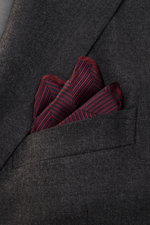 Brunello Cucinelli Silk Pocket Square burgundy patterned folded in a jacket pocket, close-up front view, tonal woven pattern, pure silk, smooth touch, rolled edges, made in Italy, approx. 32 cm x 32 cm. Subtle elegance for style-conscious appearances: Wit