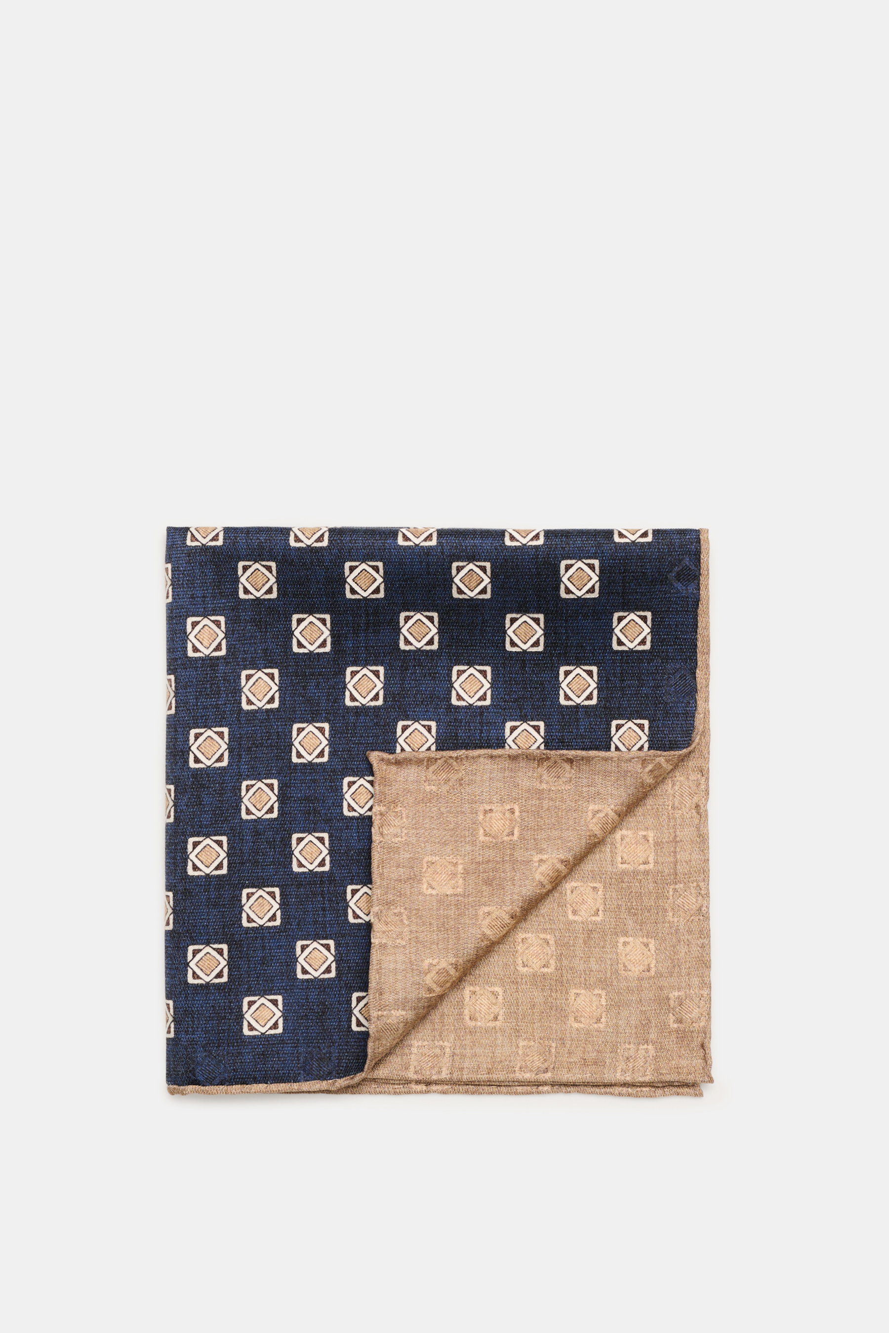 Alt tag (125 characters max):  
Brunello Cucinelli Silk Pocket Square navy/beige patterned, folded, photographed from above showing ornamental design.

Detailed description:  
<p>Elegant accent: The silk pocket square from BRUNELLO CUCINELLI with its dist