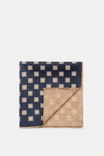 Alt tag (125 characters max):  
Brunello Cucinelli Silk Pocket Square navy/beige patterned, folded, photographed from above showing ornamental design.

Detailed description:  
<p>Elegant accent: The silk pocket square from BRUNELLO CUCINELLI with its dist