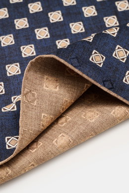 Brunello Cucinelli Silk Pocket Square navy/beige patterned shown close-up from an angled top view, highlighting ornamental pattern and rolled edges. 

<p>Elegant accent: The silk pocket square from BRUNELLO CUCINELLI with its distinctive ornamental patter