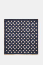 Alt tag (124 characters):  
Top-down view of Brunello Cucinelli Silk Pocket Square navy/beige patterned with rolled edges and ornamental design.

Detailed description:  
<p>Elegant accent: The silk pocket square from BRUNELLO CUCINELLI with its distinctiv