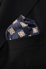Close-up front view of Brunello Cucinelli Silk Pocket Square navy/beige patterned in a black blazer pocket with ornamental design.

Description: 
<p>Elegant accent: The silk pocket square from BRUNELLO CUCINELLI with its distinctive ornamental pattern is 
