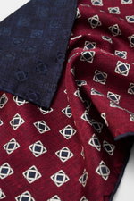Close-up top view of the Brunello Cucinelli Silk Pocket Square navy/burgundy patterned with ornamental design and rolled edges.

Description: 
<p>Elegant accent: The silk pocket square from BRUNELLO CUCINELLI with its distinctive ornamental pattern is an 
