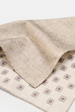 Alt tag (125 characters max):  
Brunello Cucinelli Silk Pocket Square sand/beige patterned, ornamental design, rolled edges, photographed from above.

Additional description:  
<p>Elegant accent: The silk pocket square from BRUNELLO CUCINELLI with its dis