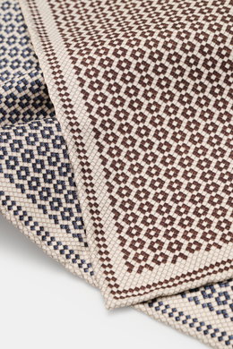 Brunello Cucinelli Silk pocket square dark brown/navy pattern shown from above, pure silk, smooth feel, graphic micro print, rolled edges, Made in Italy, approx. 35 cm x 35 cm.