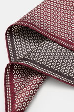Brunello Cucinelli Silk pocket square dark red/dark grey pattern shown close-up from a side angle, pure silk, smooth feel, graphic micro print, rolled edges, Made in Italy, approx. 35 cm x 35 cm.