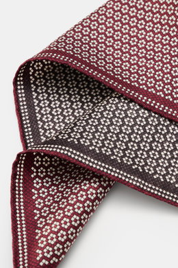 Brunello Cucinelli Silk pocket square dark red/dark grey pattern shown close-up from a side angle, pure silk, smooth feel, graphic micro print, rolled edges, Made in Italy, approx. 35 cm x 35 cm.