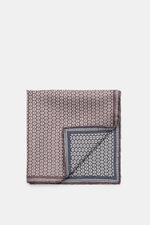 Brunello Cucinelli Silk pocket square mauve/dark blue pattern, folded, top-down view, pure silk, smooth feel, graphic micro print, rolled edges, Made in Italy, approx. 35 cm x 35 cm.