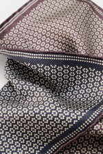 Brunello Cucinelli Silk pocket square mauve/dark blue pattern shown from close-up top angle, pure silk, smooth feel, graphic micro print, rolled edges, Made in Italy, approx. 35 cm x 35 cm.