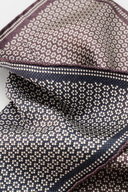 Brunello Cucinelli Silk pocket square mauve/dark blue pattern shown from close-up top angle, pure silk, smooth feel, graphic micro print, rolled edges, Made in Italy, approx. 35 cm x 35 cm.