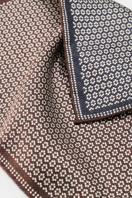 Brunello Cucinelli Silk pocket square dark brown/navy pattern shown close-up from above, pure silk with smooth feel, graphic micro print, rolled edges, Made in Italy, approx. 35 cm x 35 cm.