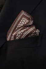 Brunello Cucinelli Silk pocket square dark brown/navy pattern shown from front close-up in jacket pocket, pure silk, smooth feel, graphic micro print, rolled edges, Made in Italy, dimensions approx. 35 cm x 35 cm.