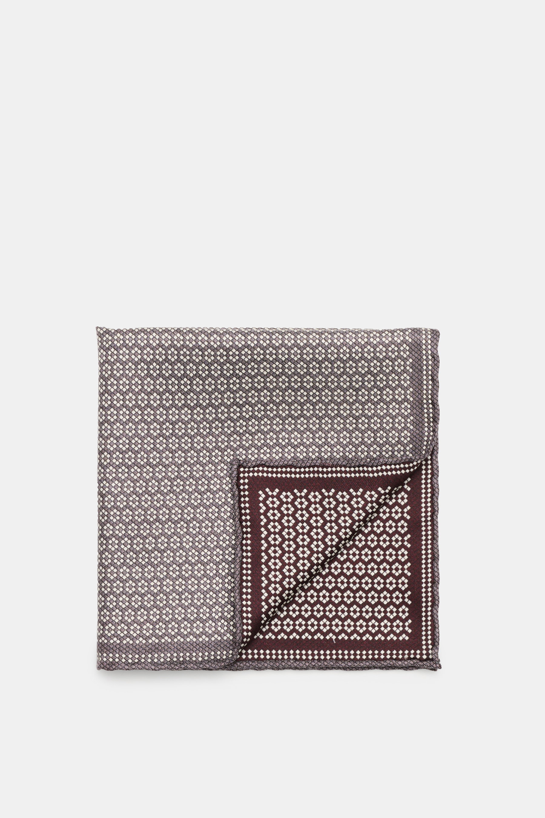 Brunello Cucinelli Seiden-Einstecktuch grau/bordeaux gemustert, frontal fotografiert, reine Seide, weicher Griff, grafischer Microprint, rollierte Kanten, Made in Italy, ca. 35x35 cm