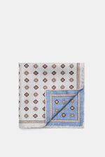 Brunello Cucinelli Silk pocket square silver grey/grey blue patterned, folded with medallion pattern and rolled edges, top-down view.  

<p>Noble accent: The silk pocket square by BRUNELLO CUCINELLI features a subtle medallion pattern that adds a discreet
