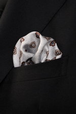 Brunello Cucinelli Silk pocket square silver grey/grey blue patterned, medallion design, rolled edges, tucked in black blazer pocket, top-front view.

<p>Noble accent: The silk pocket square by BRUNELLO CUCINELLI features a subtle medallion pattern that a