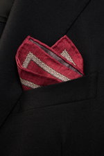 Brunello Cucinelli Silk pocket square dark red/dark grey patterned folded in blazer pocket, photographed close-up from front angle. 

Noble accent: The silk pocket square by BRUNELLO CUCINELLI features a subtle medallion pattern that adds a discreet highl
