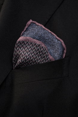 Brunello Cucinelli Silk pocket square navy/dark violet pattern shown close-up from an angled front view in black jacket pocket, pure silk, smooth feel, graphic micro print, rolled edges, Made in Italy, approx. 35 cm x 35 cm.