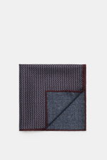 Brunello Cucinelli Silk pocket square dark blue/burgundy pattern shown from above, pure silk, smooth feel, graphic micro print, rolled edges, Made in Italy, approx. 35 cm x 35 cm.