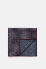Brunello Cucinelli Silk pocket square dark blue/burgundy pattern shown from above, pure silk, smooth feel, graphic micro print, rolled edges, Made in Italy, approx. 35 cm x 35 cm.