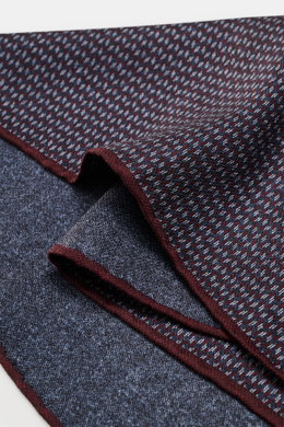 Brunello Cucinelli Silk pocket square dark blue/burgundy pattern shown from a close-up side view, pure silk, smooth feel, graphic micro print, rolled edges, Made in Italy, approx. 35 cm x 35 cm.