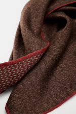 Brunello Cucinelli Silk pocket square reddish brown/dark brown pattern shown close-up from above, pure silk, smooth feel, graphic micro print, rolled edges, Made in Italy, approx. 35 cm x 35 cm.