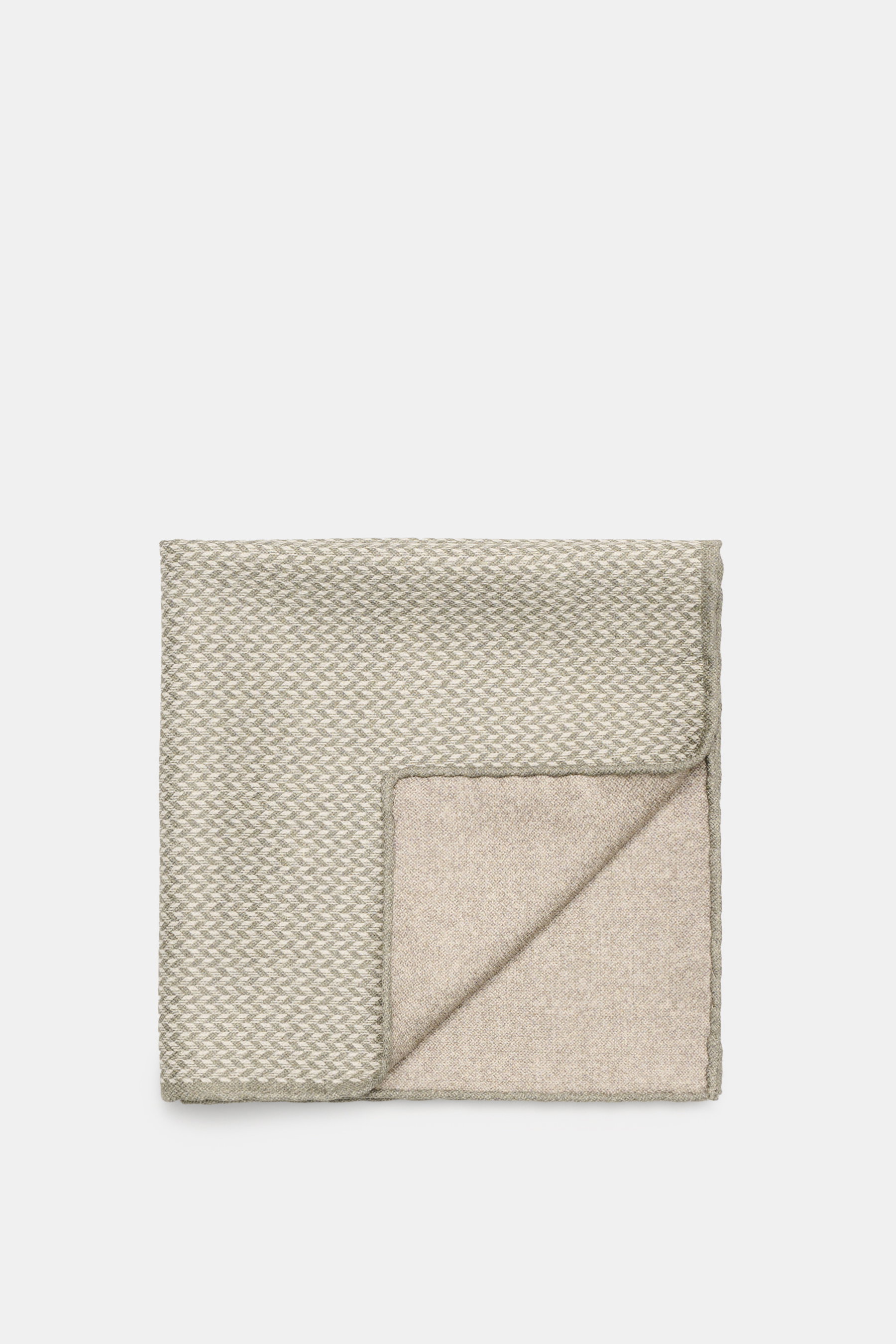 Brunello Cucinelli Seiden-Einstecktuch salbei/creme gemustert, von oben fotografiert, reine Seide, weicher Griff, grafischer Microprint, rollierte Kanten, Made in Italy, Maße ca. 35 x 35 cm