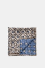Brunello Cucinelli Silk Pocket Square grey blue/grey patterned folded flat, top-down view, pure silk with smooth feel and medallion pattern.  

<p>Noble accent: The silk pocket square by BRUNELLO CUCINELLI features a subtle medallion pattern that adds a d