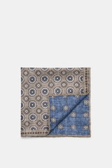 Brunello Cucinelli Silk Pocket Square grey blue/grey patterned folded flat, top-down view, pure silk with smooth feel and medallion pattern.  

<p>Noble accent: The silk pocket square by BRUNELLO CUCINELLI features a subtle medallion pattern that adds a d