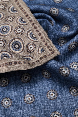 Close-up top view of the Brunello Cucinelli Silk Pocket Square grey blue/grey patterned showing its medallion design and smooth texture.

Description:
<p>Noble accent: The silk pocket square by BRUNELLO CUCINELLI features a subtle medallion pattern that a