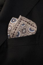 Brunello Cucinelli Silk Pocket Square grey blue/grey patterned folded in a black blazer pocket, close-up front view, showing medallion pattern.

<p>Noble accent: The silk pocket square by BRUNELLO CUCINELLI features a subtle medallion pattern that adds a 