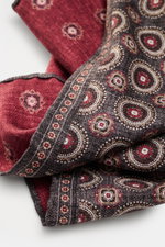 Brunello Cucinelli Silk Pocket Square anthracite/burgundy patterned shown from close-up angle, featuring medallion pattern, pure silk, smooth feel, rolled edges, Made in Italy, approx. 35x35 cm.
