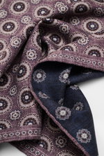 Close-up front angle of the Brunello Cucinelli Silk Pocket Square purple/navy patterned showing its subtle medallion pattern and rolled edges.

Description:  
<p>Noble accent: The silk pocket square by BRUNELLO CUCINELLI features a subtle medallion patter