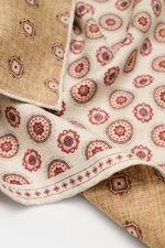 Close-up top-down view of the Brunello Cucinelli Silk Pocket Square beige/dark red patterned, pure silk with a smooth feel, medallion pattern, rolled edges, made in Italy, approx. 35x35 cm.

Description:
<p>Noble accent: The silk pocket square by BRUNELLO