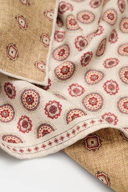 Close-up top-down view of the Brunello Cucinelli Silk Pocket Square beige/dark red patterned, pure silk with a smooth feel, medallion pattern, rolled edges, made in Italy, approx. 35x35 cm.

Description:
<p>Noble accent: The silk pocket square by BRUNELLO