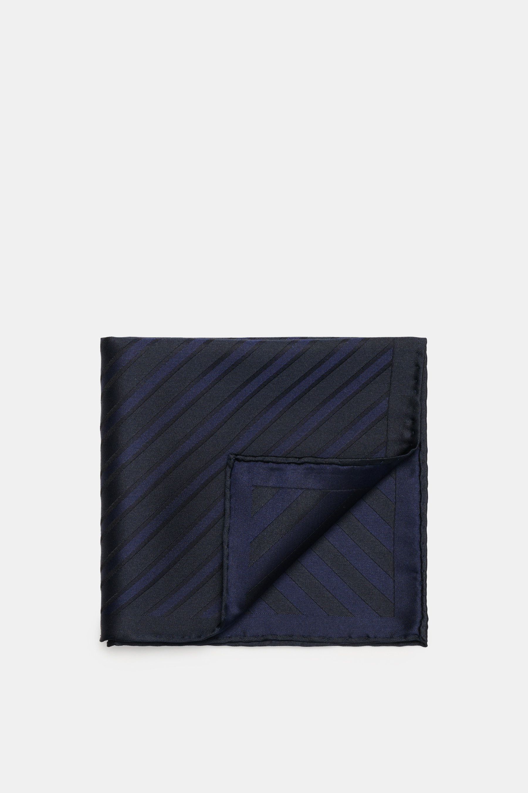 Brunello Cucinelli Seiden-Einstecktuch navy/schwarz gestreift in diagonalem Muster, reine Seide, rollierte Kanten, Detail von oben fotografiert, Made in Italy.