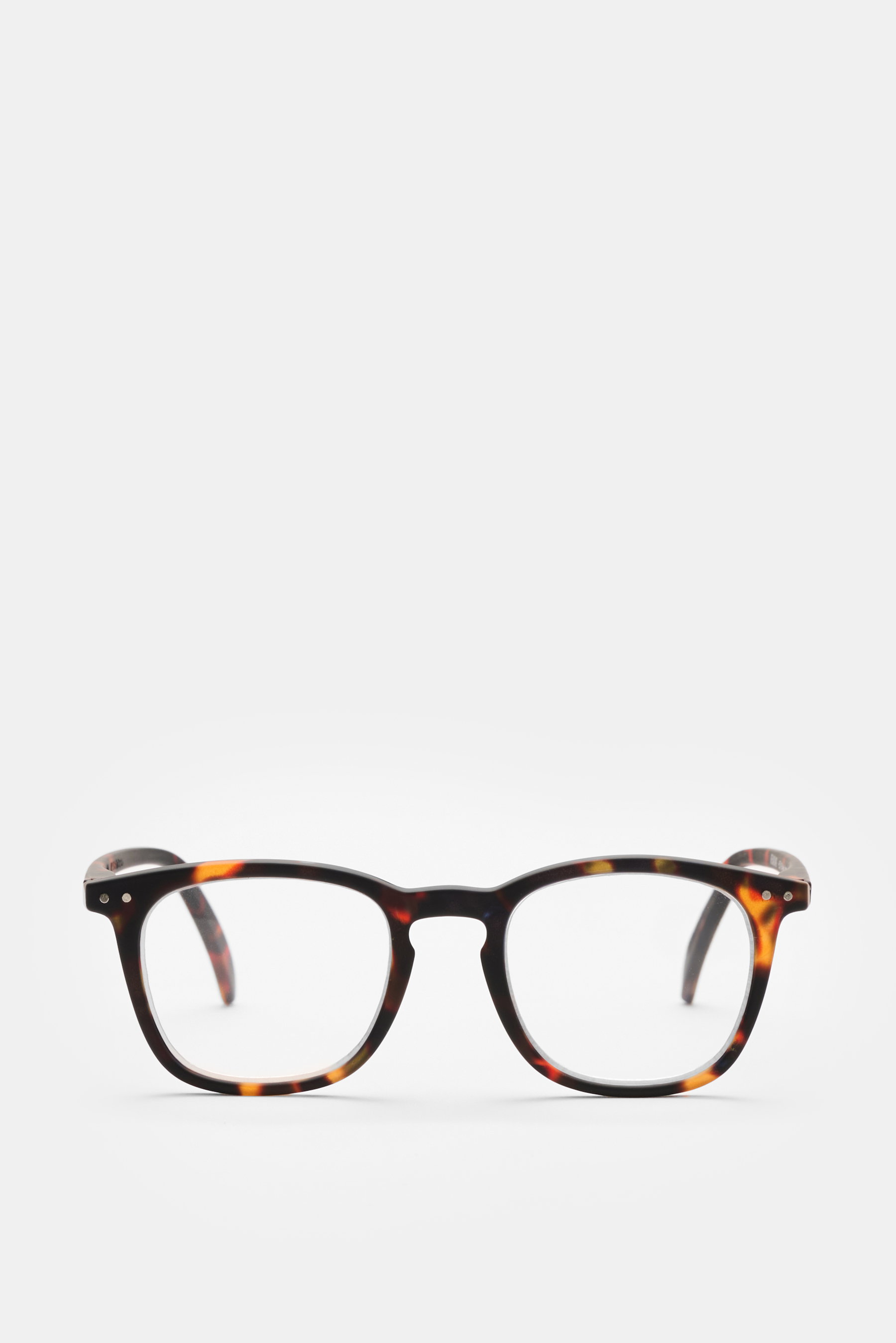 Izipizi Lesebrille '#E' braun gemustert, leicht eckige Form, Soft Touch-Rahmen, Kunststoffgläser mit Stärke, frontale Nahsicht-Perspektive.