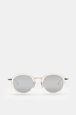 Thom Browne Sonnenbrille silbergrau, abgerundete Form mit tiefem Metallrahmen, Tricolore-Detail am Bügel, gleichmäßig getönte Gläser, Frontansicht.