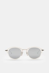 Thom Browne Sonnenbrille silbergrau, abgerundete Form mit tiefem Metallrahmen, Tricolore-Detail am Bügel, gleichmäßig getönte Gläser, Frontansicht.