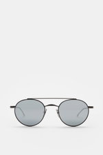 Thom Browne Sonnenbrille dunkelgrau, rund, filigraner Metallrahmen, Tricolore-Detail am Bügel, matte Gläser, 100% UV-Schutz, frontale Ansicht.
