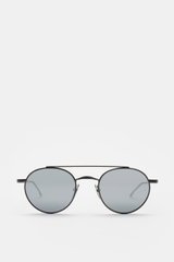 Thom Browne Sonnenbrille dunkelgrau, rund, filigraner Metallrahmen, Tricolore-Detail am Bügel, matte Gläser, 100% UV-Schutz, frontale Ansicht.