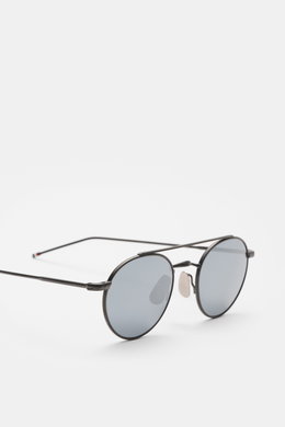Thom Browne Sonnenbrille dunkelgrau in runder Form, filigraner Metallrahmen, Tricolore-Detail, leicht verspiegelte Gläser, Seitenansicht, 100% UV-Schutz.