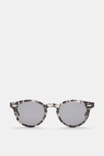 Thom Browne Sonnenbrille grau mit klassischer Notched-Bridge-Form und Schildpatt-Acetatrahmen, gleichmäßig getönte Gläser, Frontalansicht.