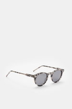 Thom Browne Sonnenbrille grau, Acetat-Schildpatt-Rahmen, klassische Notched-Bridge-Form, gleichmäßig getönte Gläser, seitlich fotografiert.