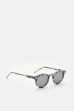 Thom Browne Sonnenbrille grau, Acetat-Schildpatt-Rahmen, klassische Notched-Bridge-Form, gleichmäßig getönte Gläser, seitlich fotografiert.