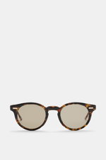 Thom Browne Sonnenbrille braun gemustert, frontale Nahaufnahme, Acetat-Rahmen in Schildpatt-Optik, Notched-Bridge, getönte Kunststoffgläser, UV-Schutz, inkl. Hartschalenetui.