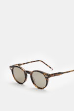 Thom Browne Sonnenbrille braun gemustert in klassischer Notched-Bridge-Form, Acetat-Schildpatt-Rahmen, vorn schräg von oben fotografiert.